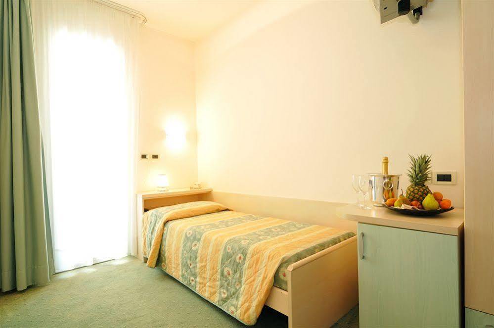 Hotel Salus Lignano Sabbiadoro Exterior foto