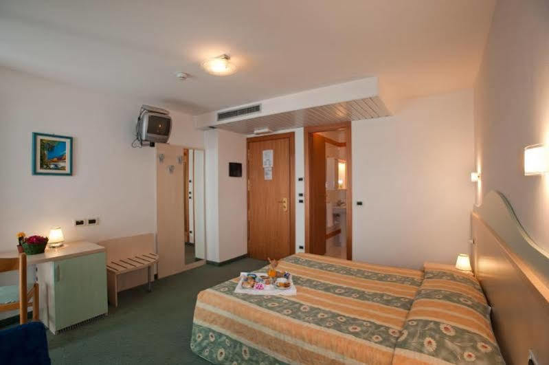 Hotel Salus Lignano Sabbiadoro Exterior foto